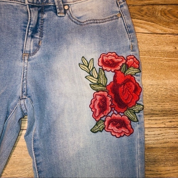a.n.a. Floral Embroidered Skinny Ankle Jeans - Picture 4 of 8